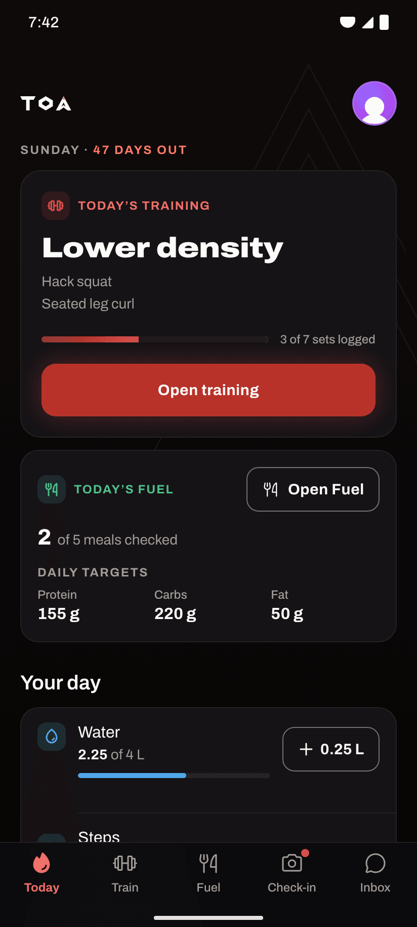 The athlete’s day in TOA, 47 days out: today’s training with 3 of 7 sets logged; 2 of 5 meals checked, with daily targets for protein, carbs and fat; water at 2.25 of 4 liters.